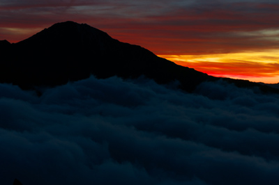 鳳凰三山　写真　登山道　夕暮れの北岳