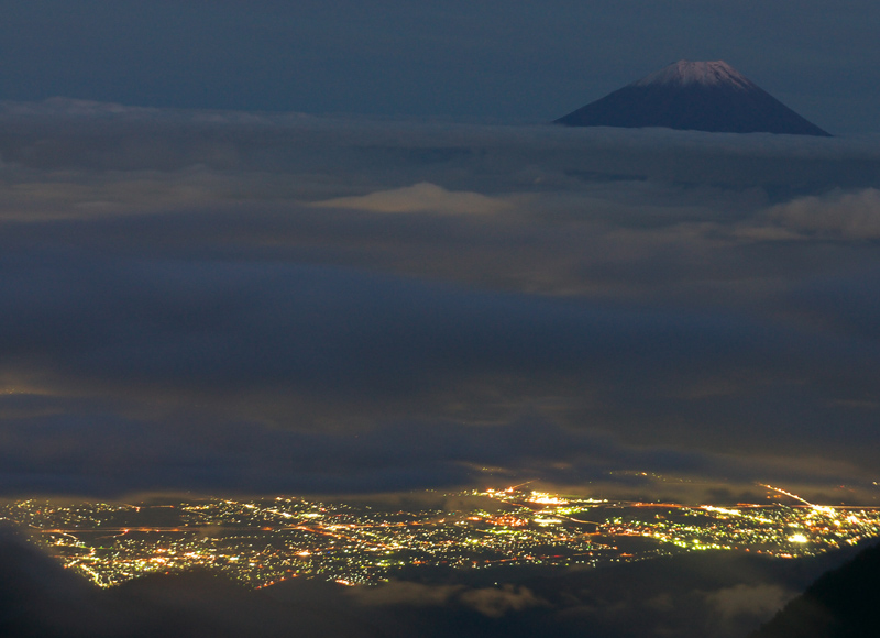 鳳凰三山　写真　登山道　夕暮れの富士山と　甲府夜景