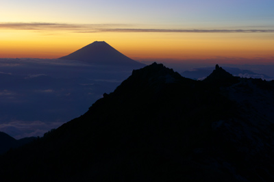 鳳凰三山　写真　登山道　朝焼けの富士山と薬師岳