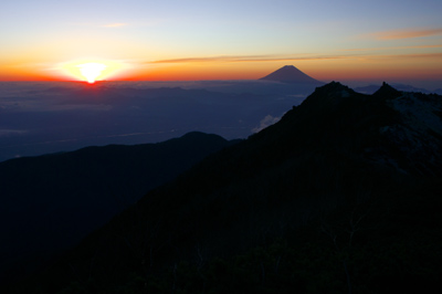 鳳凰三山　写真　登山道　富士山と薬師岳　御来光
