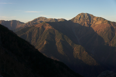 鳳凰三山　写真　登山道　朝日に輝く北岳と間ノ岳