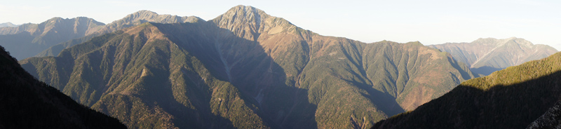 鳳凰三山　写真　登山道　朝日に輝く白峰三山と仙丈ヶ岳　　パノラマ
