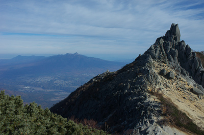 鳳凰三山　写真　登山道　オベリスクと八ヶ岳